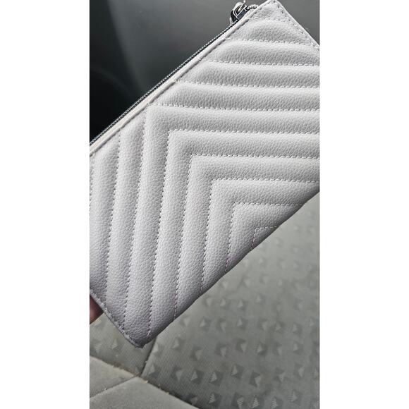 Victoria’s Secret Gray Pebbled V Quilt‎ Zip Wallet - Picture 3 of 3